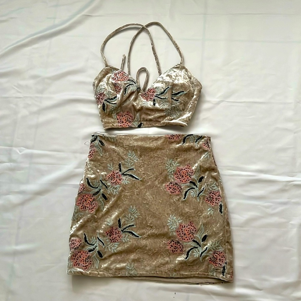 Skirt and crop top set. Beige with details. Size S.